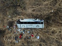 Insiden bus tergelincir dari jalan raya menyebabkan 11 orang tewas dan 31 lainnya terluka.