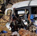 Insiden bus tergelincir dari jalan raya menyebabkan 11 orang tewas dan 31 lainnya terluka di dekat kota Amatlan de Canas, negara bagian Nayarit bagian barat, Meksiko, Jumat (1/5/2026). (REUTERS/Christian Ruano)