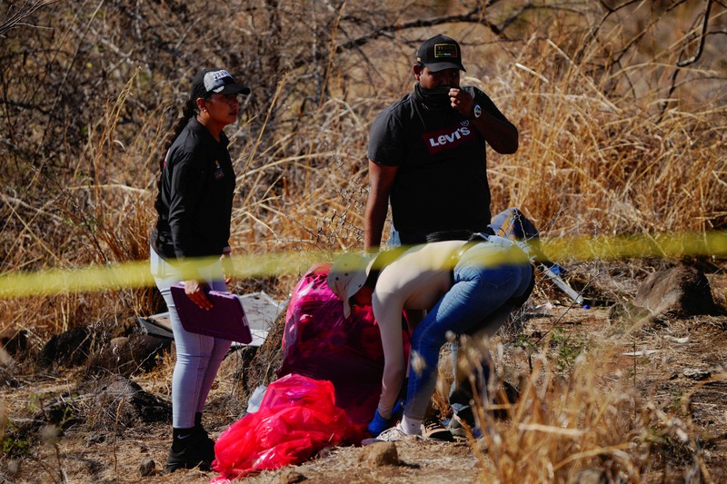 Insiden bus tergelincir dari jalan raya menyebabkan 11 orang tewas dan 31 lainnya terluka di dekat kota Amatlan de Canas, negara bagian Nayarit bagian barat, Meksiko, Jumat (1/5/2026). (REUTERS/Christian Ruano)