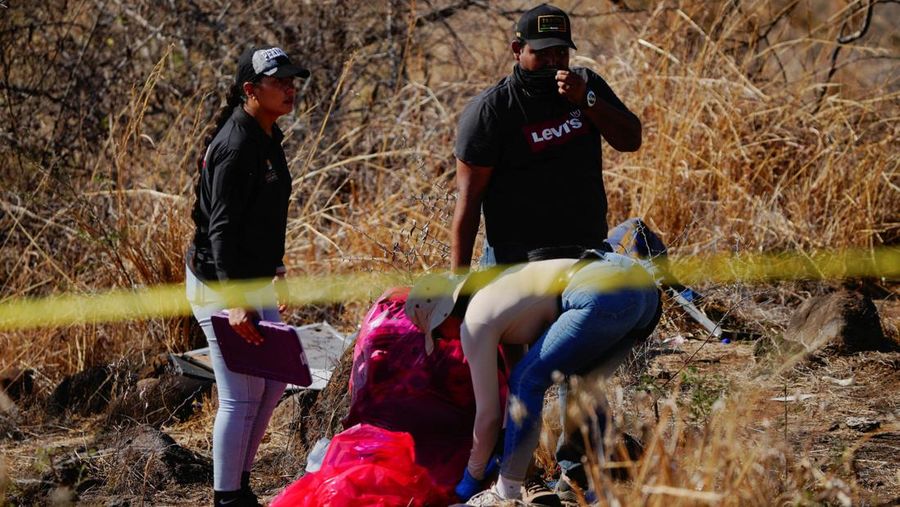 Insiden bus tergelincir dari jalan raya menyebabkan 11 orang tewas dan 31 lainnya terluka di dekat kota Amatlan de Canas, negara bagian Nayarit bagian barat, Meksiko, Jumat (1/5/2026). (REUTERS/Christian Ruano)