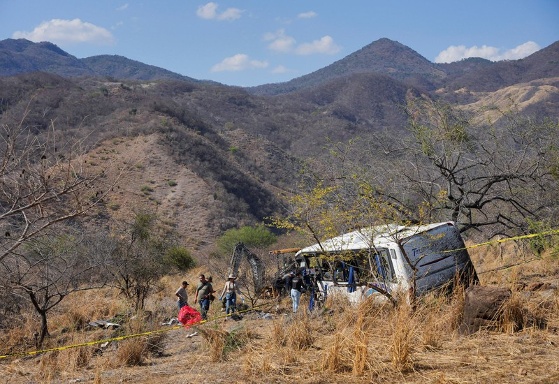 Insiden bus tergelincir dari jalan raya menyebabkan 11 orang tewas dan 31 lainnya terluka di dekat kota Amatlan de Canas, negara bagian Nayarit bagian barat, Meksiko, Jumat (1/5/2026). (REUTERS/Christian Ruano)