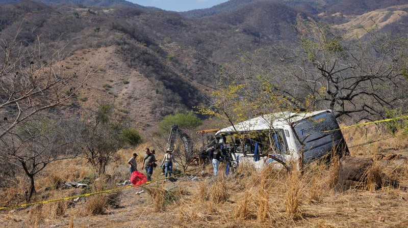 Insiden bus tergelincir dari jalan raya menyebabkan 11 orang tewas dan 31 lainnya terluka di dekat kota Amatlan de Canas, negara bagian Nayarit bagian barat, Meksiko, Jumat (1/5/2026). (REUTERS/Christian Ruano)