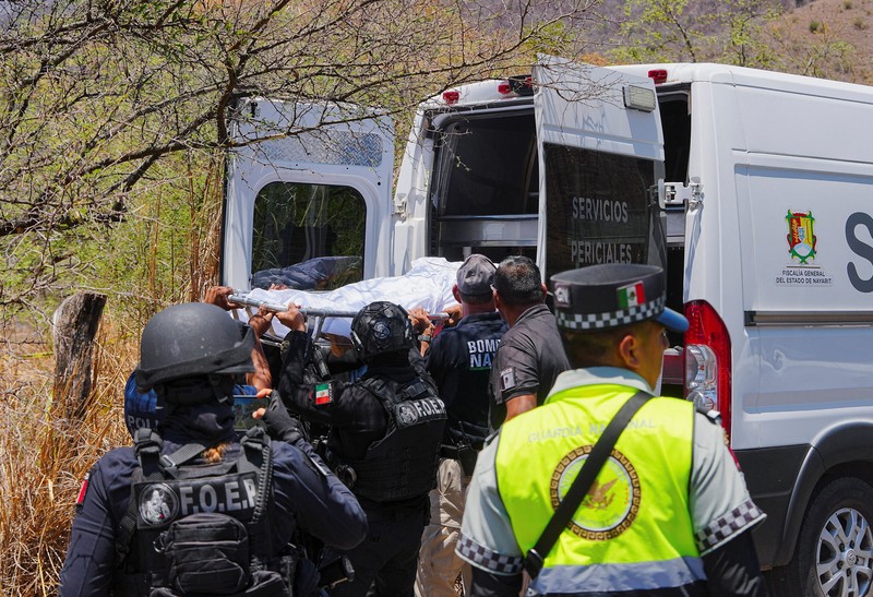 Insiden bus tergelincir dari jalan raya menyebabkan 11 orang tewas dan 31 lainnya terluka di dekat kota Amatlan de Canas, negara bagian Nayarit bagian barat, Meksiko, Jumat (1/5/2026). (REUTERS/Christian Ruano)