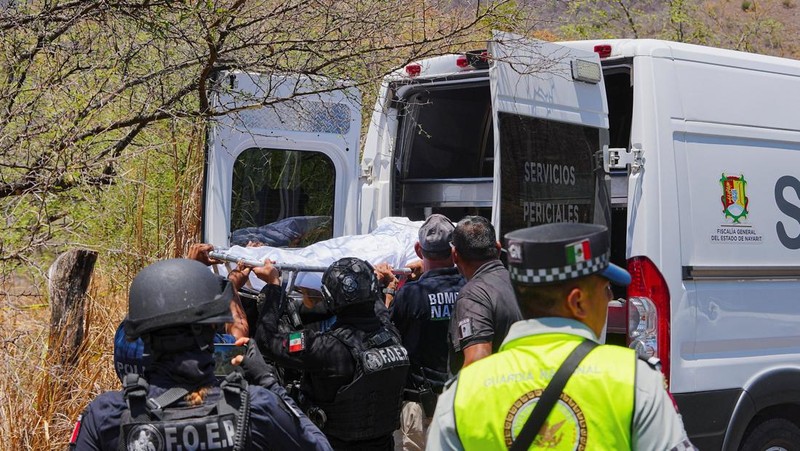 Insiden bus tergelincir dari jalan raya menyebabkan 11 orang tewas dan 31 lainnya terluka di dekat kota Amatlan de Canas, negara bagian Nayarit bagian barat, Meksiko, Jumat (1/5/2026). (REUTERS/Christian Ruano)