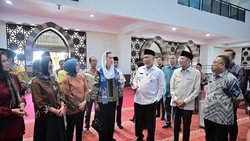 Viral Menpar Disebut Pakai Sepatu Masuk Masjid Raya Sumbar, Pemprov Buka Suara