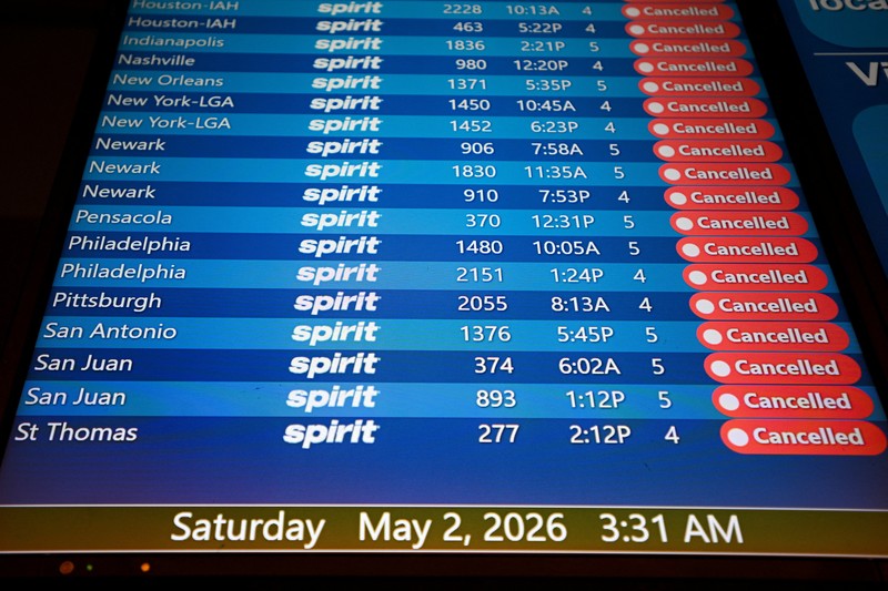 Papan keberangkatan menampilkan penerbangan Spirit Airlines yang dibatalkan di Bandara Internasional Orlando, Florida, AS, Sabtu (2/5/2026). (REUTERS/Miguel Rodriguez)