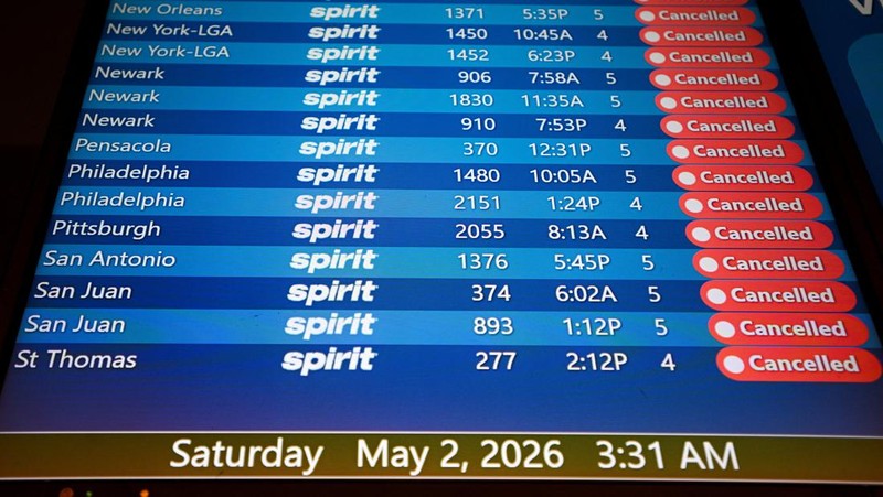Papan keberangkatan menampilkan penerbangan Spirit Airlines yang dibatalkan di Bandara Internasional Orlando, Florida, AS, Sabtu (2/5/2026). (REUTERS/Miguel Rodriguez)