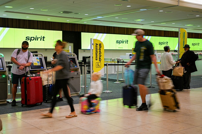 Papan keberangkatan menampilkan penerbangan Spirit Airlines yang dibatalkan di Bandara Internasional Orlando, Florida, AS, Sabtu (2/5/2026). (REUTERS/Miguel Rodriguez)