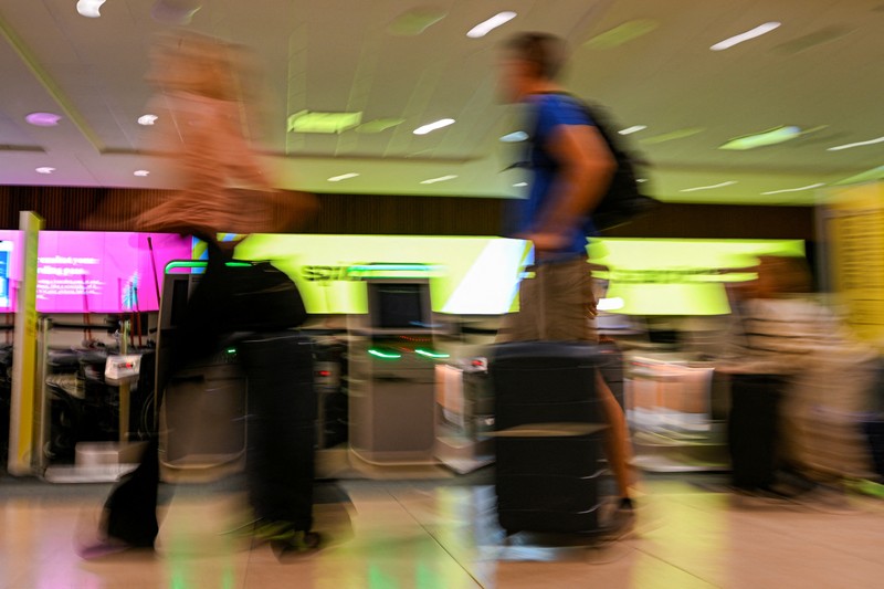 Papan keberangkatan menampilkan penerbangan Spirit Airlines yang dibatalkan di Bandara Internasional Orlando, Florida, AS, Sabtu (2/5/2026). (REUTERS/Miguel Rodriguez)