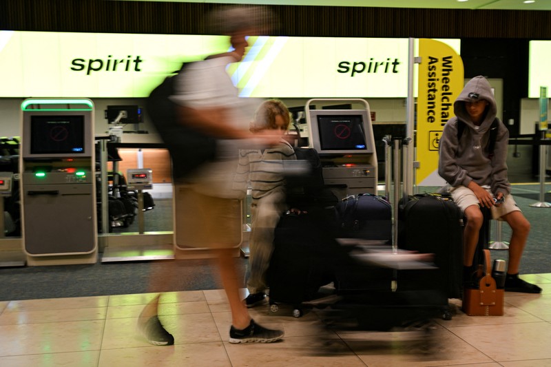 Papan keberangkatan menampilkan penerbangan Spirit Airlines yang dibatalkan di Bandara Internasional Orlando, Florida, AS, Sabtu (2/5/2026). (REUTERS/Miguel Rodriguez)