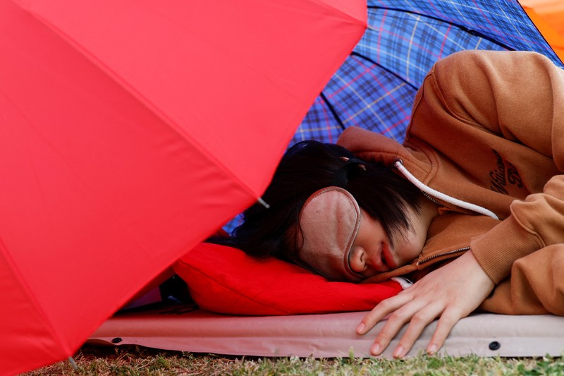 Para peserta tidur siang selama kontes Power Nap 2026 di taman Sungai Han, Seoul, Korea Selatan, Sabtu (2/5/2026). (REUTERS/Kim Soo-hyeon)