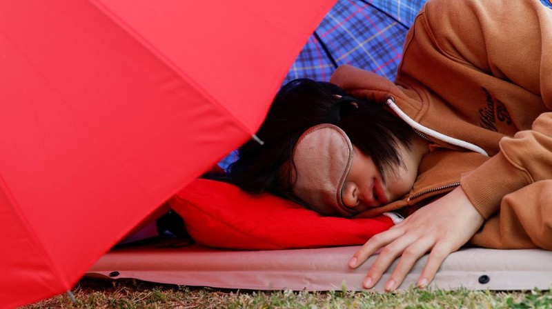 Para peserta tidur siang selama kontes Power Nap 2026 di taman Sungai Han, Seoul, Korea Selatan, Sabtu (2/5/2026). (REUTERS/Kim Soo-hyeon)