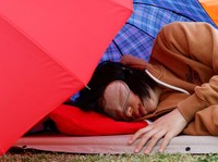 Para peserta tidur siang selama kontes Power Nap 2026 di taman Sungai Han, Seoul, Korea Selatan, Sabtu (2/5/2026). (REUTERS/Kim Soo-hyeon)