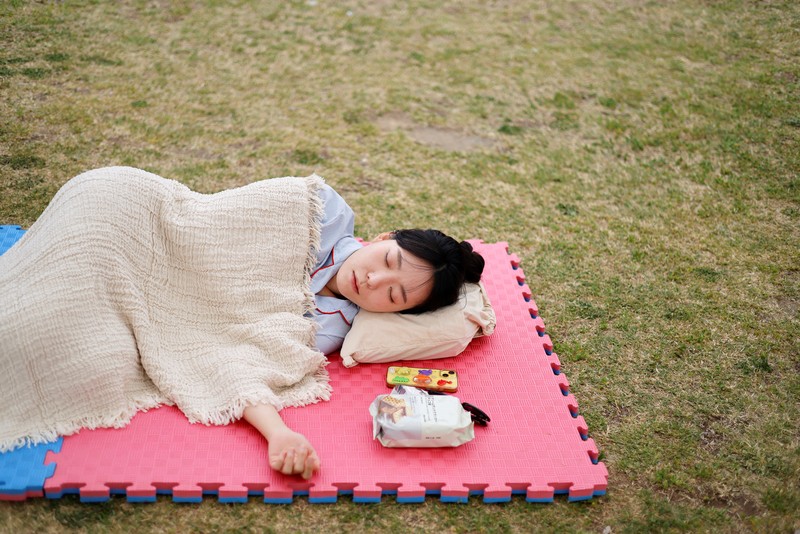 Para peserta tidur siang selama kontes Power Nap 2026 di taman Sungai Han, Seoul, Korea Selatan, Sabtu (2/5/2026). (REUTERS/Kim Soo-hyeon)