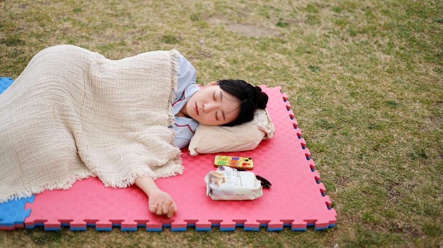 Para peserta tidur siang selama kontes Power Nap 2026 di taman Sungai Han, Seoul, Korea Selatan, Sabtu (2/5/2026). (REUTERS/Kim Soo-hyeon)