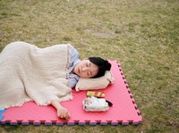 Para peserta tidur siang selama kontes Power Nap 2026 di taman Sungai Han, Seoul, Korea Selatan, Sabtu (2/5/2026). (REUTERS/Kim Soo-hyeon)