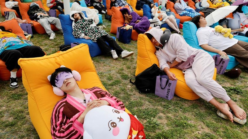 Para peserta tidur siang selama kontes Power Nap 2026 di taman Sungai Han, Seoul, Korea Selatan, Sabtu (2/5/2026). (REUTERS/Kim Soo-hyeon)