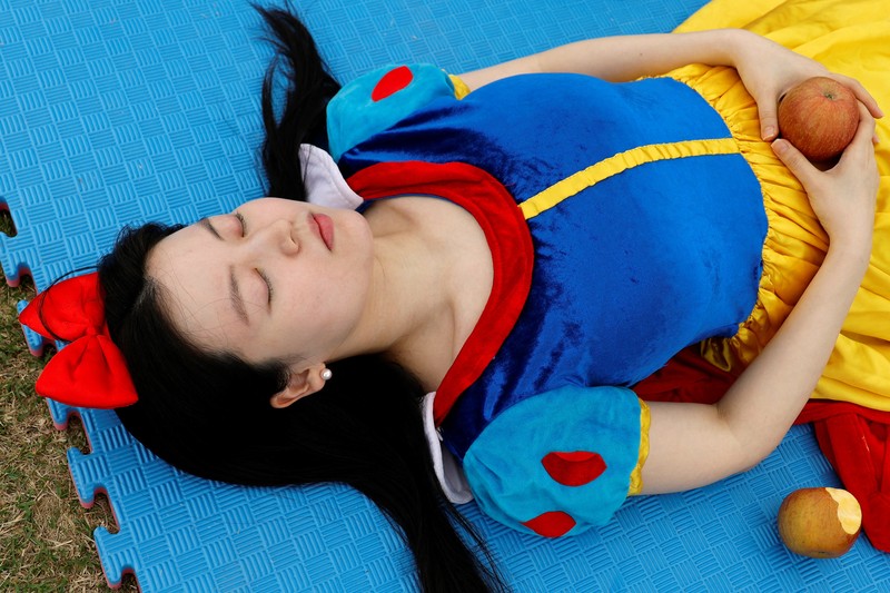 Para peserta tidur siang selama kontes Power Nap 2026 di taman Sungai Han, Seoul, Korea Selatan, Sabtu (2/5/2026). (REUTERS/Kim Soo-hyeon)