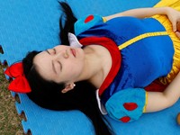 Para peserta tidur siang selama kontes Power Nap 2026 di taman Sungai Han, Seoul, Korea Selatan, Sabtu (2/5/2026). (REUTERS/Kim Soo-hyeon)