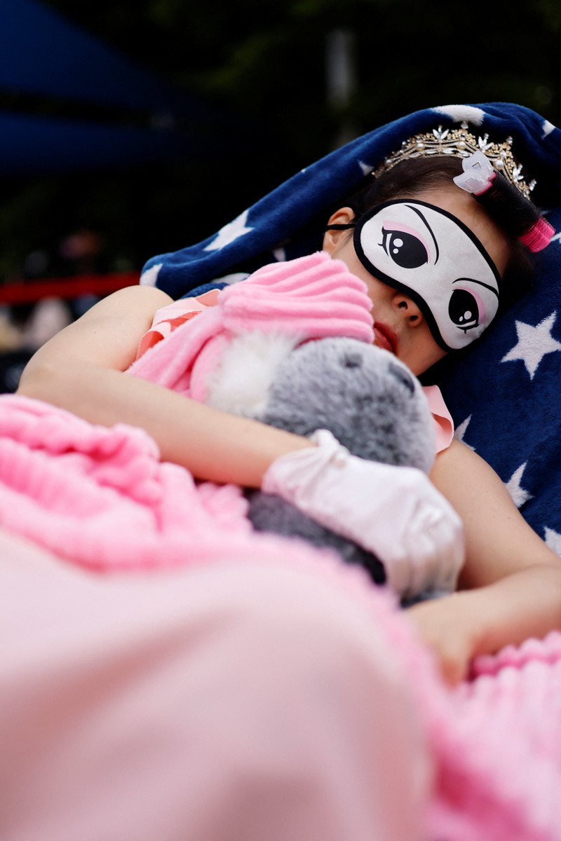Para peserta tidur siang selama kontes Power Nap 2026 di taman Sungai Han, Seoul, Korea Selatan, Sabtu (2/5/2026). (REUTERS/Kim Soo-hyeon)