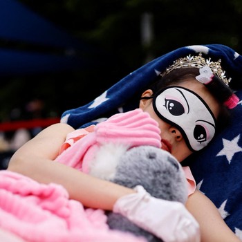 Para peserta tidur siang selama kontes Power Nap 2026 di taman Sungai Han, Seoul, Korea Selatan, Sabtu (2/5/2026). (REUTERS/Kim Soo-hyeon)