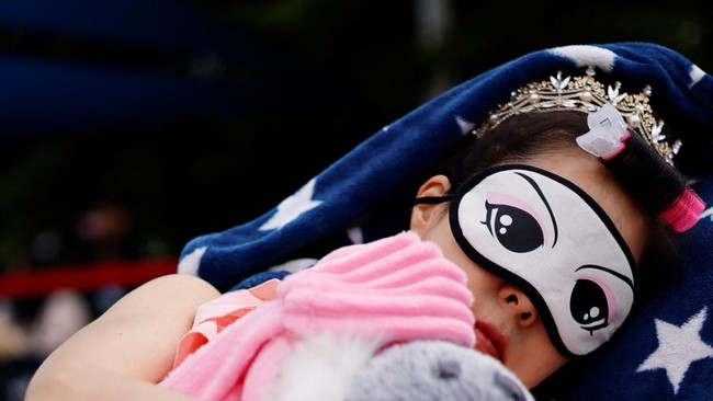 Saking Capeknya, Orang Korea Numpuk di Lapangan-Lomba Tidur Siang