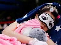 Para peserta tidur siang selama kontes Power Nap 2026 di taman Sungai Han, Seoul, Korea Selatan, Sabtu (2/5/2026). (REUTERS/Kim Soo-hyeon)