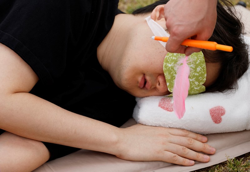 Para peserta tidur siang selama kontes Power Nap 2026 di taman Sungai Han, Seoul, Korea Selatan, Sabtu (2/5/2026). (REUTERS/Kim Soo-hyeon)