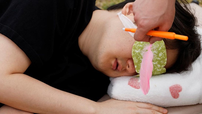 Para peserta tidur siang selama kontes Power Nap 2026 di taman Sungai Han, Seoul, Korea Selatan, Sabtu (2/5/2026). (REUTERS/Kim Soo-hyeon)