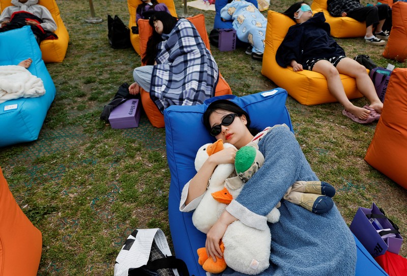 Para peserta tidur siang selama kontes Power Nap 2026 di taman Sungai Han, Seoul, Korea Selatan, Sabtu (2/5/2026). (REUTERS/Kim Soo-hyeon)