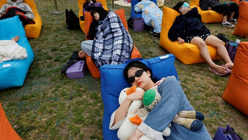 Para peserta tidur siang selama kontes Power Nap 2026 di taman Sungai Han, Seoul, Korea Selatan, Sabtu (2/5/2026). (REUTERS/Kim Soo-hyeon)