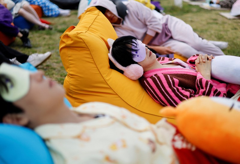 Para peserta tidur siang selama kontes Power Nap 2026 di taman Sungai Han, Seoul, Korea Selatan, Sabtu (2/5/2026). (REUTERS/Kim Soo-hyeon)