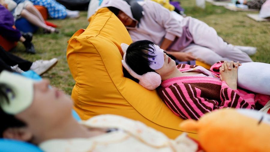 Para peserta tidur siang selama kontes Power Nap 2026 di taman Sungai Han, Seoul, Korea Selatan, Sabtu (2/5/2026). (REUTERS/Kim Soo-hyeon)
