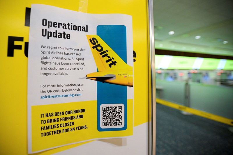 Papan keberangkatan menampilkan penerbangan Spirit Airlines yang dibatalkan di Bandara Internasional Orlando, Florida, AS, Sabtu (2/5/2026). (REUTERS/Miguel Rodriguez)