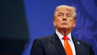 Trump Hentikan Sementara Operasi Pengawalan Kapal di Selat Hormuz, Klaim Kemajuan Menuju Kesepakatan dengan Iran — image 3