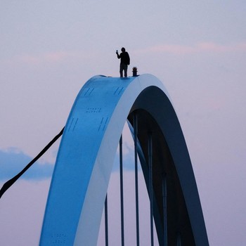 Geger Hari Buruh! Pria Nekat Kuasai Puncak Jembatan di Wasington