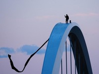 Geger Hari Buruh! Pria Nekat Kuasai Puncak Jembatan di Wasington