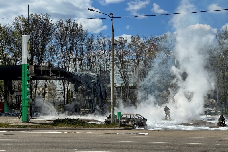 Serangan drone Rusia hantam SPBU di Kharkiv, Ukraina, Sabtu (2/5/2026). (REUTERS/Vitalii Hnidyi)