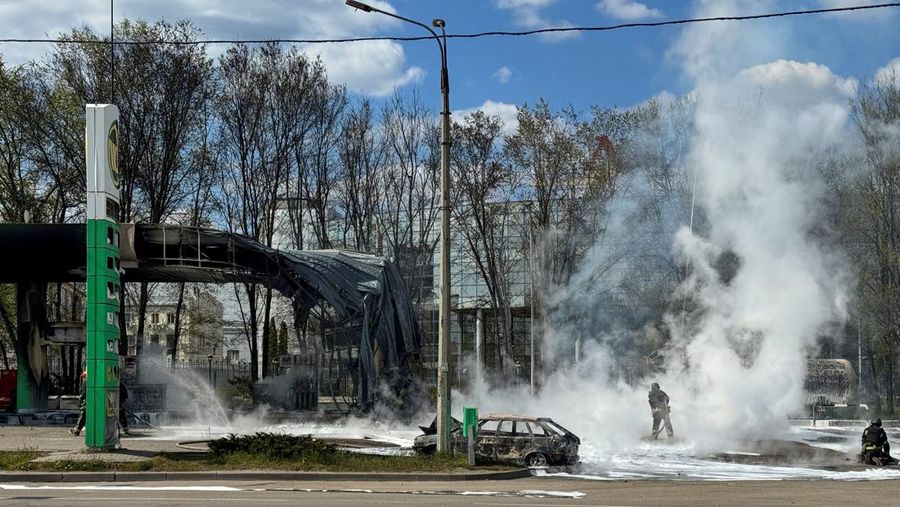 Serangan drone Rusia hantam SPBU di Kharkiv, Ukraina, Sabtu (2/5/2026). (REUTERS/Vitalii Hnidyi)