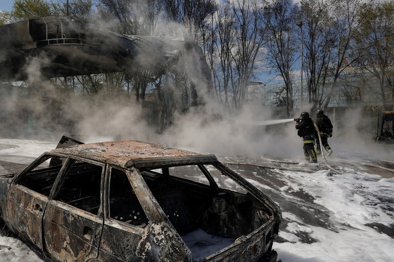 Serangan drone Rusia hantam SPBU di Kharkiv, Ukraina, Sabtu (2/5/2026). (REUTERS/Vitalii Hnidyi)