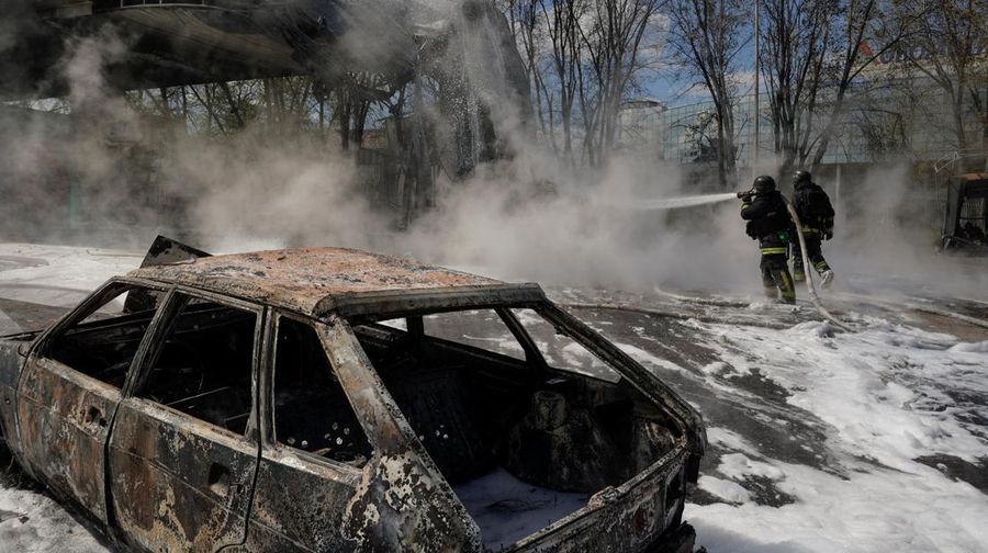 Serangan drone Rusia hantam SPBU di Kharkiv, Ukraina, Sabtu (2/5/2026). (REUTERS/Vitalii Hnidyi)