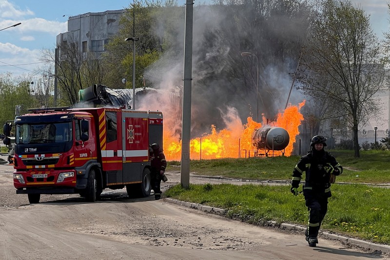 Serangan drone Rusia hantam SPBU di Kharkiv, Ukraina, Sabtu (2/5/2026). (REUTERS/Vitalii Hnidyi)