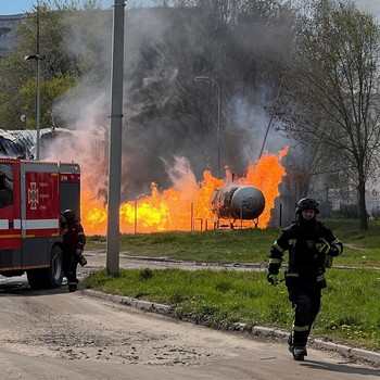 Detik-Detik Drone Rusia Hantam SPBU di Ukraina, Api Berkobar
