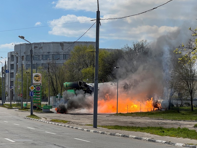 Serangan drone Rusia hantam SPBU di Kharkiv, Ukraina, Sabtu (2/5/2026). (REUTERS/Vitalii Hnidyi)