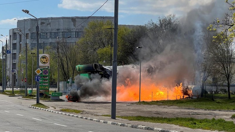 Serangan drone Rusia hantam SPBU di Kharkiv, Ukraina, Sabtu (2/5/2026). (REUTERS/Vitalii Hnidyi)