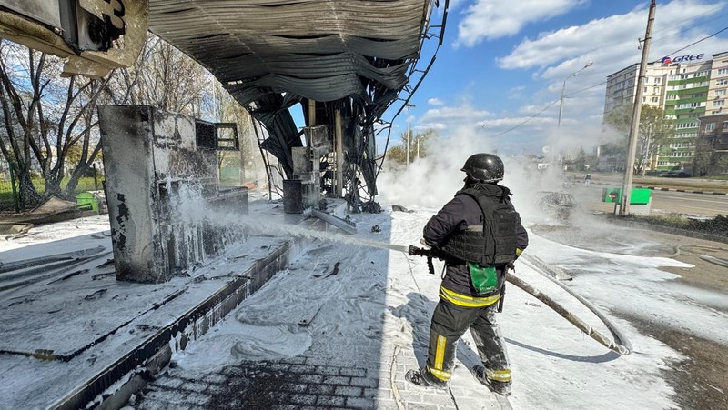Serangan drone Rusia hantam SPBU di Kharkiv, Ukraina, Sabtu (2/5/2026). (REUTERS/Vitalii Hnidyi)