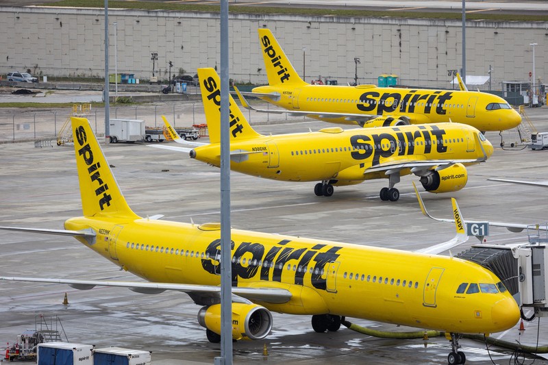 Papan keberangkatan menampilkan penerbangan Spirit Airlines yang dibatalkan di Bandara Internasional Orlando, Florida, AS, Sabtu (2/5/2026). (REUTERS/Miguel Rodriguez)