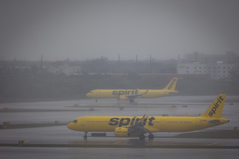 Papan keberangkatan menampilkan penerbangan Spirit Airlines yang dibatalkan di Bandara Internasional Orlando, Florida, AS, Sabtu (2/5/2026). (REUTERS/Miguel Rodriguez)