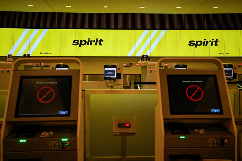 Papan keberangkatan menampilkan penerbangan Spirit Airlines yang dibatalkan di Bandara Internasional Orlando, Florida, AS, Sabtu (2/5/2026). (REUTERS/Miguel Rodriguez)