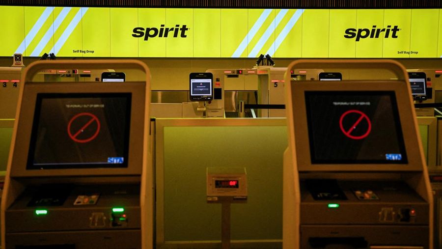 Suasana konter penyerahan bagasi mandiri Spirit Airlines di Bandara Internasional Orlando, Florida, Sabtu (2/5/2026). (REUTERS/Miguel Rodriguez)